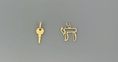 Two charm's in yellow gold 750°/°° a key...