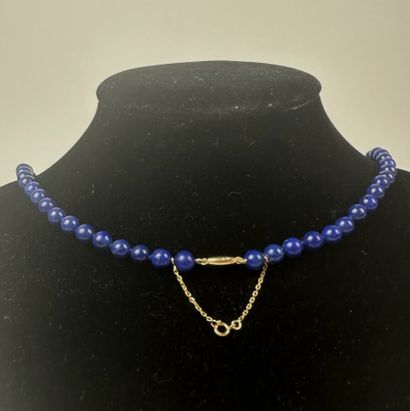 Collier choker composé de perles de lapis...