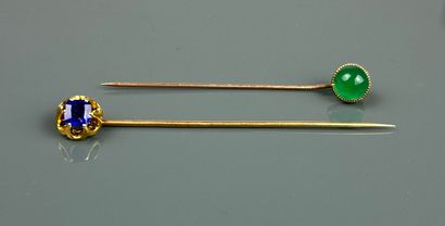 Two tie pins in yellow gold 750°/°° one set...