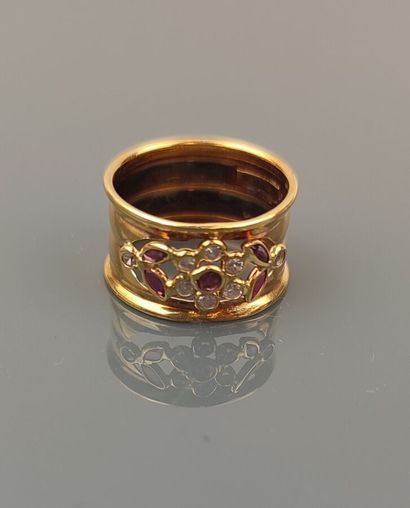 Band ring in yellow gold 750°/°° with openwork...
