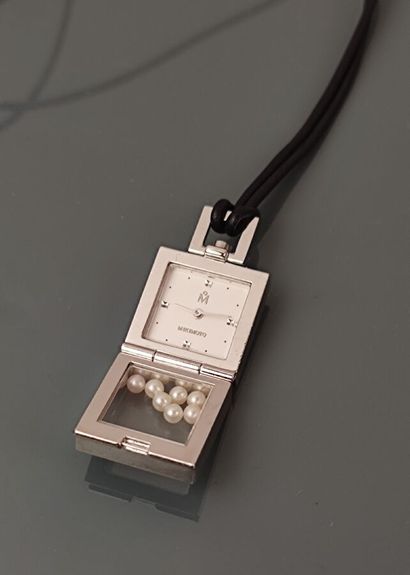 MIKIMOTO 
Pendentif montre en métal argenté...