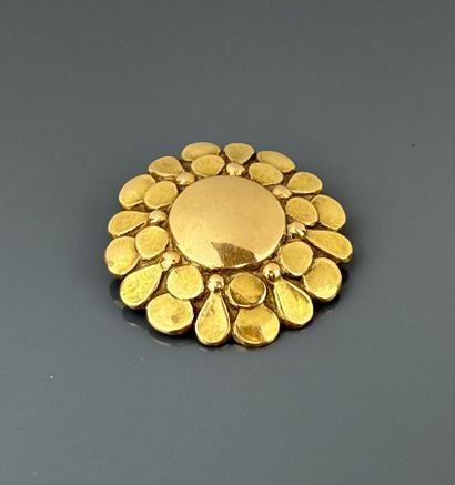 Circular brooch decorated with pastilles...