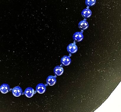 Collier choker composé de perles de lapis...
