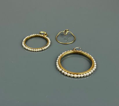Three pendant settings in yellow gold 750°/°°,...