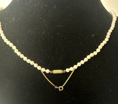 Collier composé de perles de culture en chute...