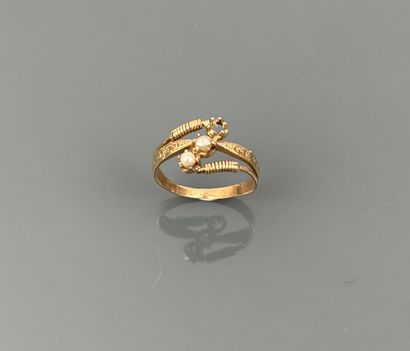 Bague en or jaune 750°/°° ornée d'une perle...