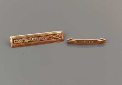 A pink gold 750°/°° barrette brooch featuring...