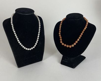 Lot comprenant un collier de perles d'eau...