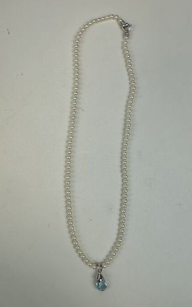 Collier composé de perles de culture blanches...