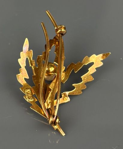 Leaf brooch in yellow gold 750°/°° set with...