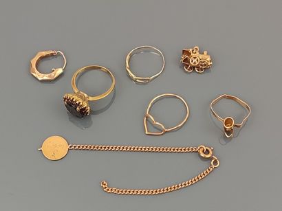 Lot of pieces in yellow gold 750°/°°.
Total...