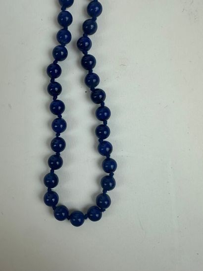 Collier choker composé de perles de lapis...
