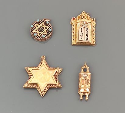 Three Hebraic pendants in 585°/°° yellow...