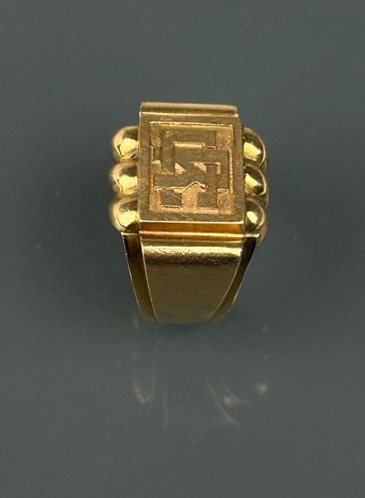 Chevalière with gadroons in yellow gold 750°/°°...