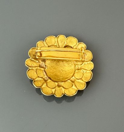 Circular brooch decorated with pastilles...