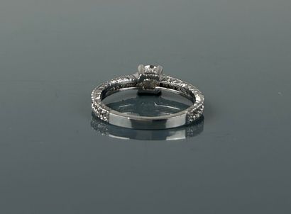 Ring in 750°/°° white gold set with a brilliant-cut...