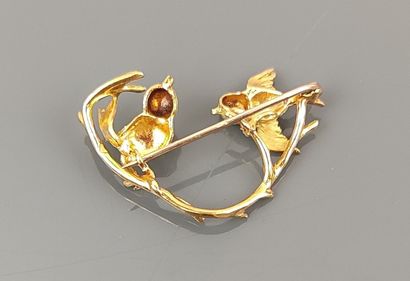 Brooch in yellow gold 750°/°° with two sparrows;...