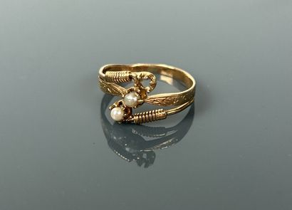 Bague en or jaune 750°/°° ornée d'une perle...