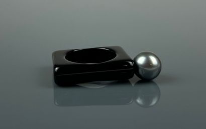 Black resin ring set with a Tahitian pearl...