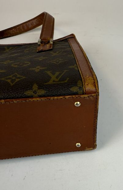 LOUIS VUITTON 
Sac semi-rigide en cuir marron...