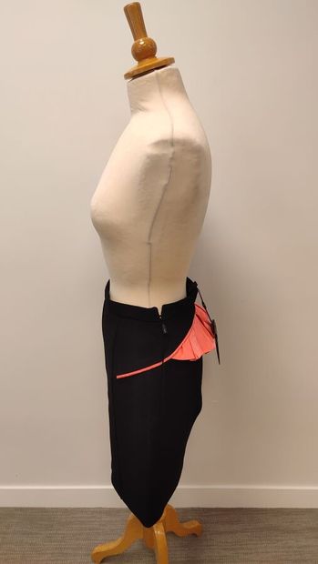 LOUIS VUITTON
Jupe droite en soie et polyester...