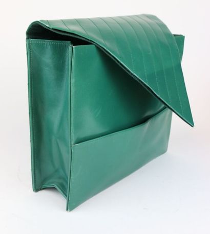 NINA RICCI
Pochette en agneau vert
Intérieur...