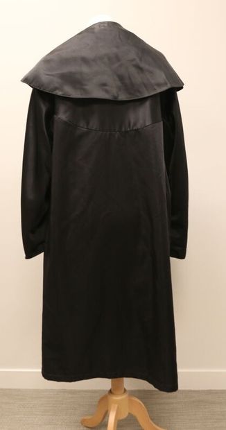 Manteau-cape en satin de soie noire, se ferme...