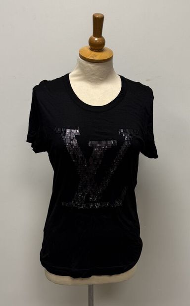 Louis VUITTON 
T-Shirt en coton teinté noir,...