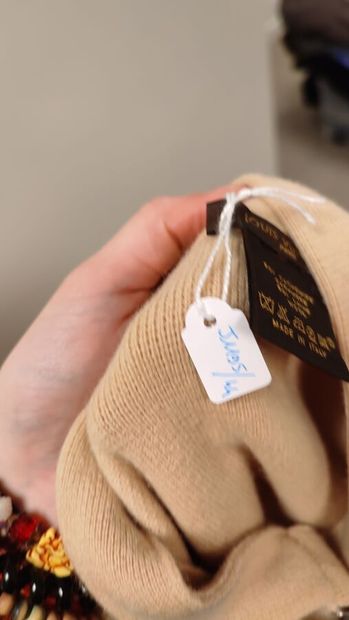 LOUIS VUITTON
Pull sans manche en laine et...