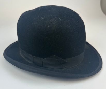 Lot de cinq chapeaux en feutrine dont un...