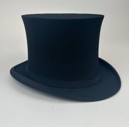 Lot de cinq chapeaux en feutrine dont un...