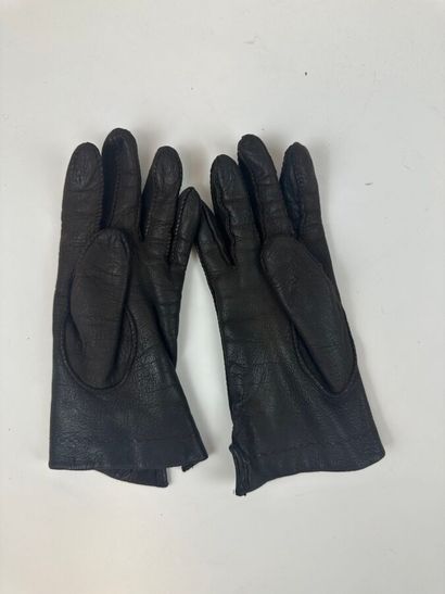 Lot de trois paires de gants en cuir marron...