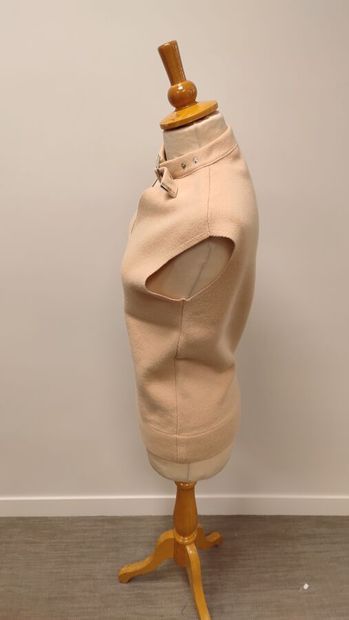 LOUIS VUITTON
Pull sans manche en laine et...