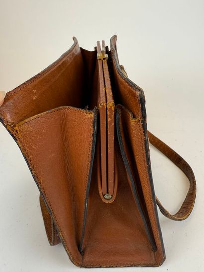 LOUIS VUITTON 
Sac semi-rigide en cuir marron...