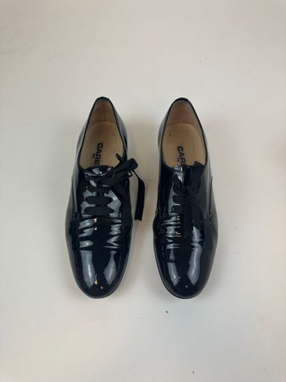 Lot de trois paires de chaussures
.Carel....