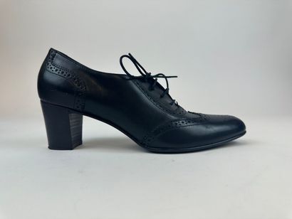 Lot de trois paires de chaussures
.Carel....