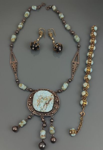 Lot de bijoux fantaisie comprenant :
- Collier...