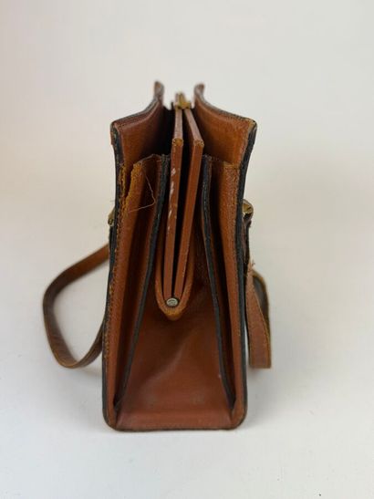 LOUIS VUITTON 
Sac semi-rigide en cuir marron...