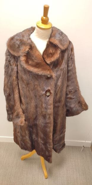 Manteau de fourrure en vison marron, se ferme...