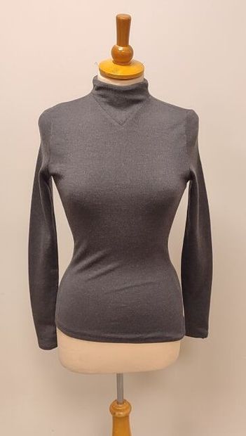NINA RICCI
Pull à col roulé gris en laine,...