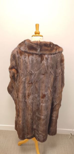 Manteau de fourrure en vison marron, se ferme...