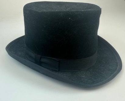 Lot de cinq chapeaux en feutrine dont un...