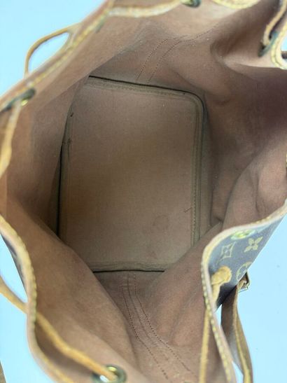 LOUIS VUITTON
Sac modèle 