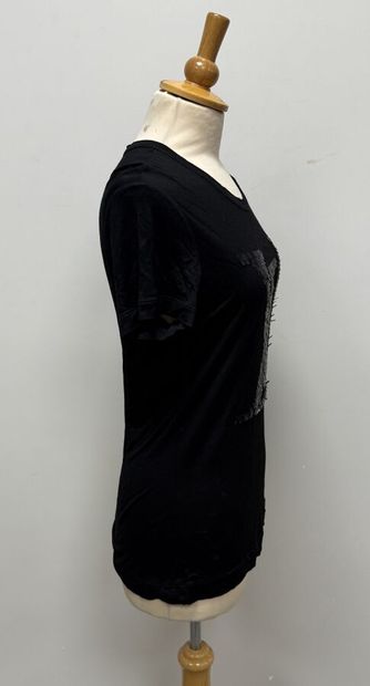 Louis VUITTON 
T-Shirt en coton teinté noir,...