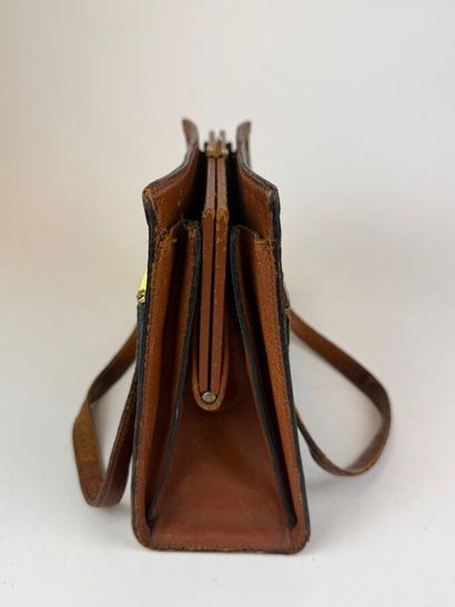 LOUIS VUITTON 
Sac semi-rigide en cuir marron...