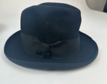 Lot de cinq chapeaux en feutrine dont un...