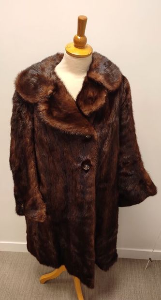 Manteau de fourrure en vison marron, se ferme...