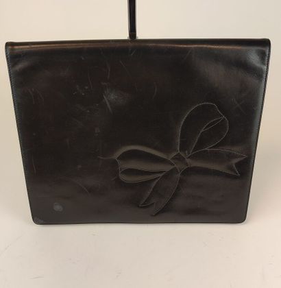 NINA RICCI
Pochette en veau box noir
Intérieur...