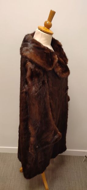 Manteau de fourrure en vison marron, se ferme...