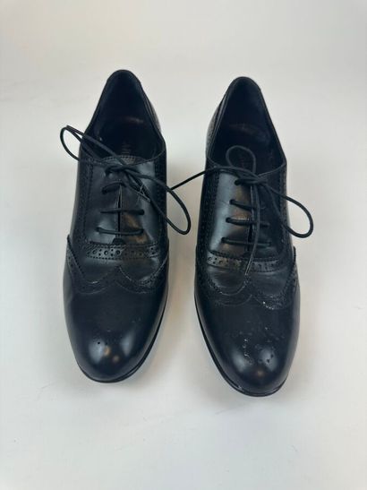 Lot de trois paires de chaussures
.Carel....